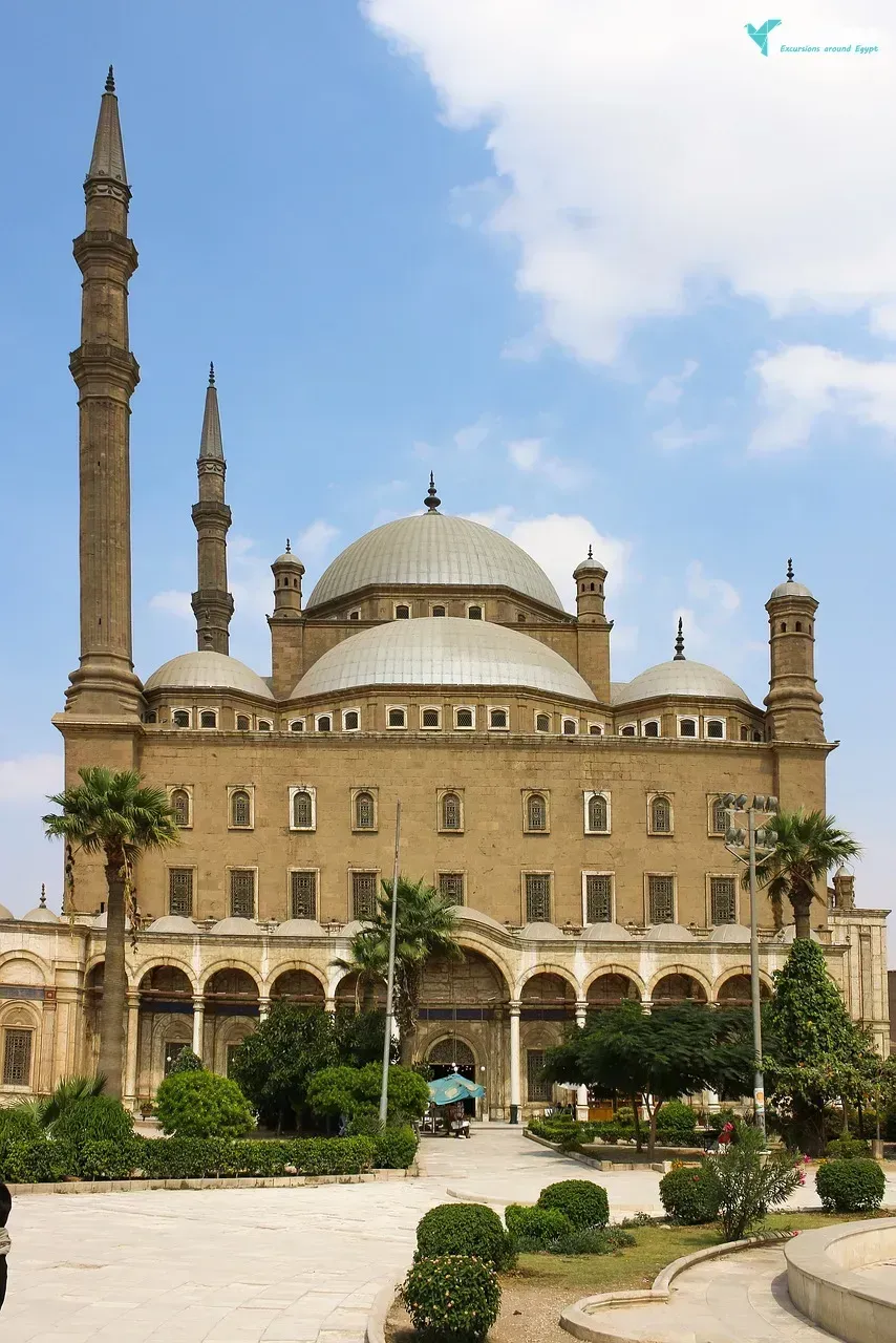 Cairo and giza pyramids from makadi by bus
