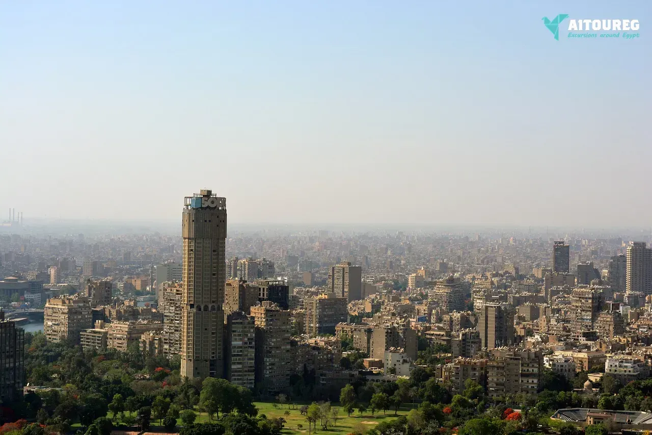 Cairo and giza pyramids from makadi by bus