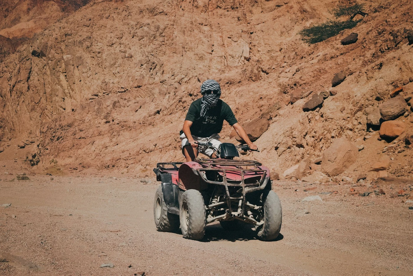 Wüstensafari ab Hurghada mit Quad & Kamelritt