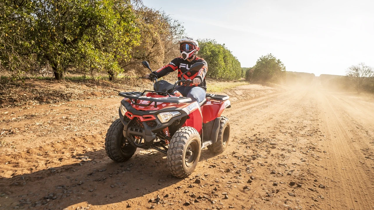 Safari in quad sulla riva orientale di Luxor al tramonto