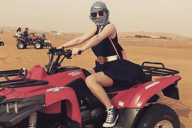 Quad-Bike-Safari in Luxor vom Westjordanland aus Abenteurer fährt Quad durch die Wüste beim Quad Safari Luxor Westufer